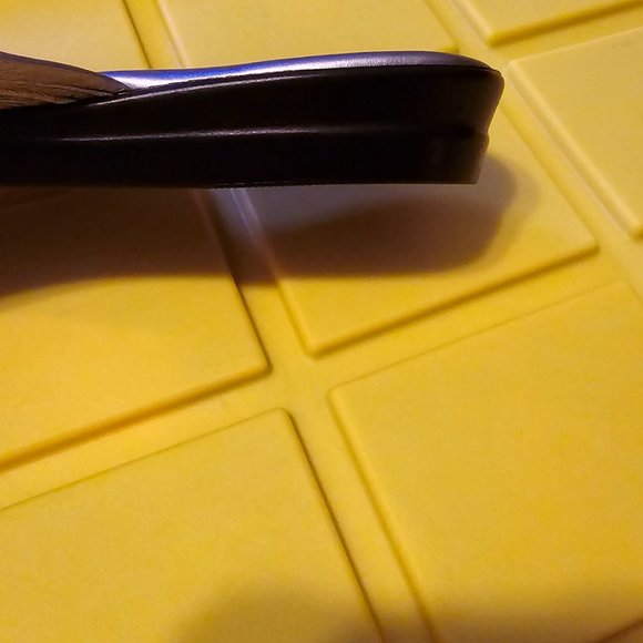 NWOT Silver Italian Shoemaker Flip Flops Multiple Sizes Available - Picture 3 of 3